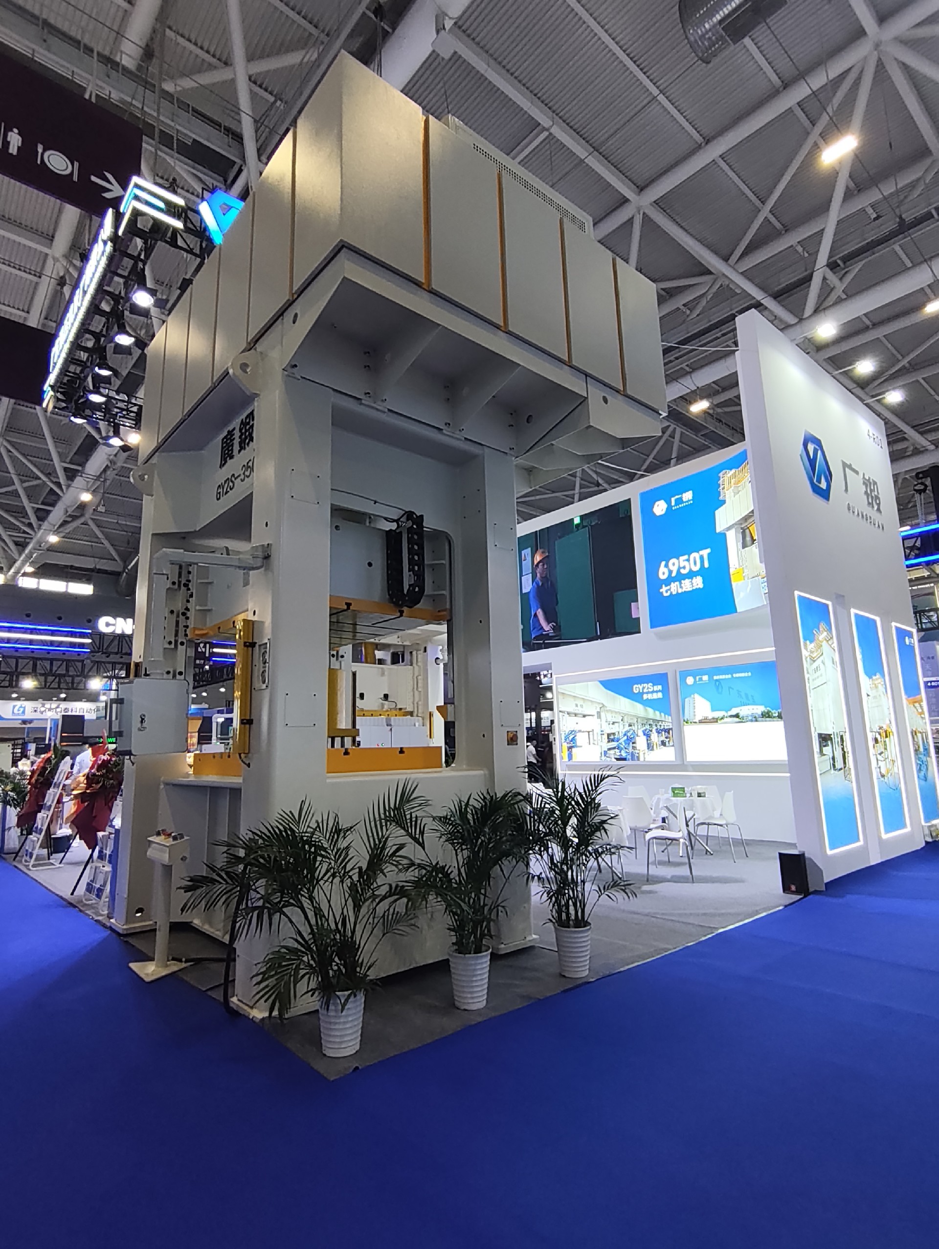 色彩搭配如何增強(qiáng)展臺(tái)效果